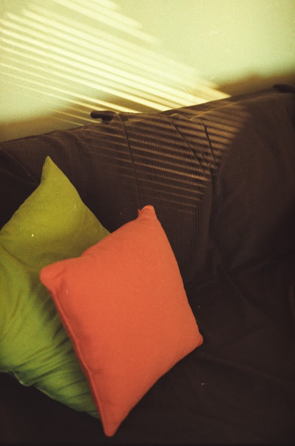 poduszki; pillows; cień; shadow; światło; light
