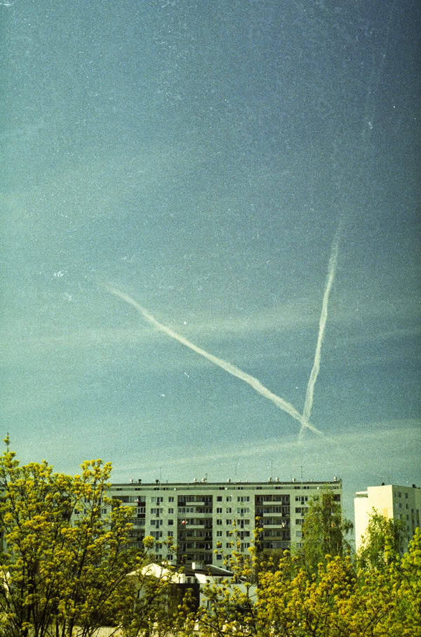 samoloty; airplanes; niebo; sky; żabianka; bloki; block of flats